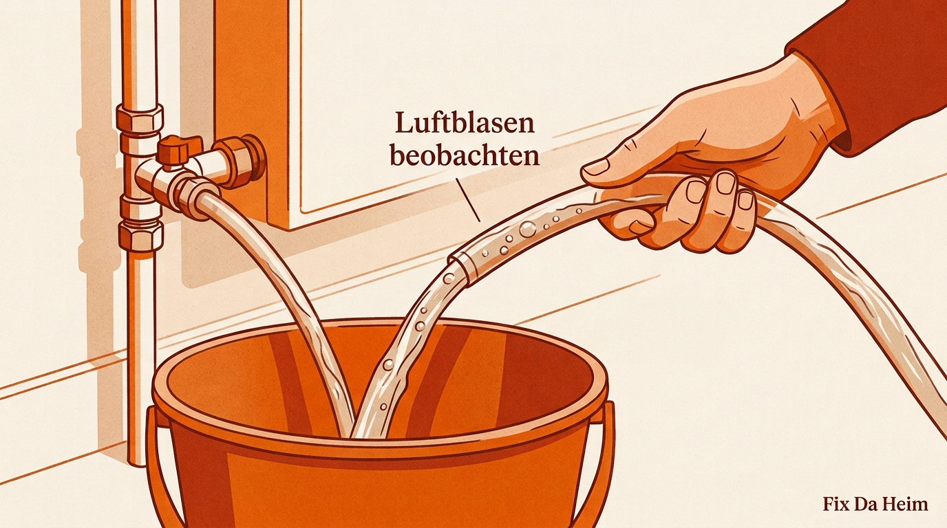 Fußbodenheizung entlüften: Schritt-für-Schritt-Anleitung 10 Ablaufendes Wasser mit sichtbaren Luftblasen im Schlauch — Fußbodenheizung entlüften Schritt 4